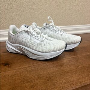 NB Women's White FuelCell Propel V5 || size 7